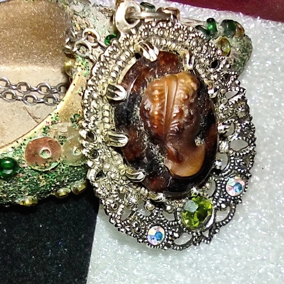 Cameo Pendant Necklace Root Beer Colored Face w/ Peridot - Picture 8 of 11